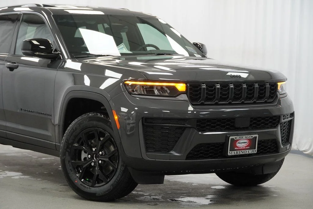 New 2026 Baltic Gray Metallic Clear-Coat Exterior Paint Jeep Altitude image 3