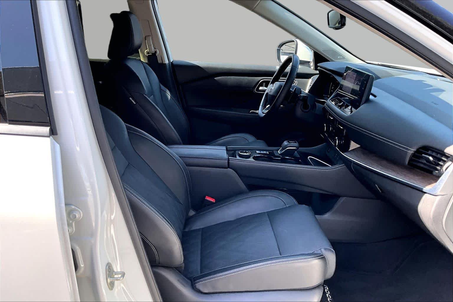 Certified Used 2025 Everest White Pearl Nissan Platinum image 9