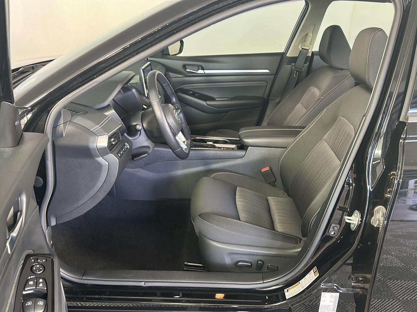 Used 2020 Super Black Nissan 2.5 SV image 7