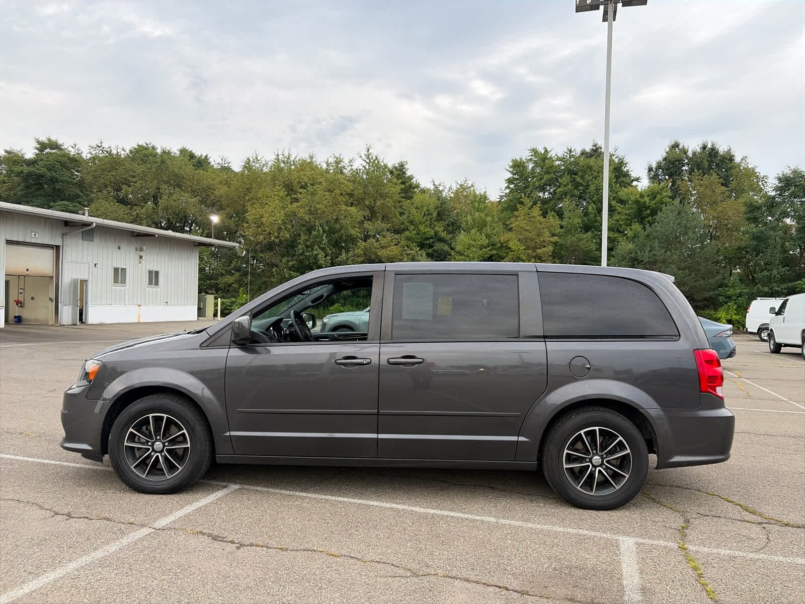 Used 2017 Granite Pearlcoat Dodge SE Plus image 4