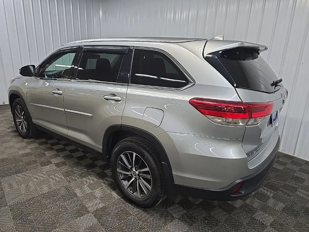 Used 2019 Silver Toyota XLE image 9