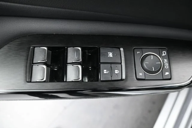 Used 2024 Iridium Lexus ES 350 F SPORT Handling image 12