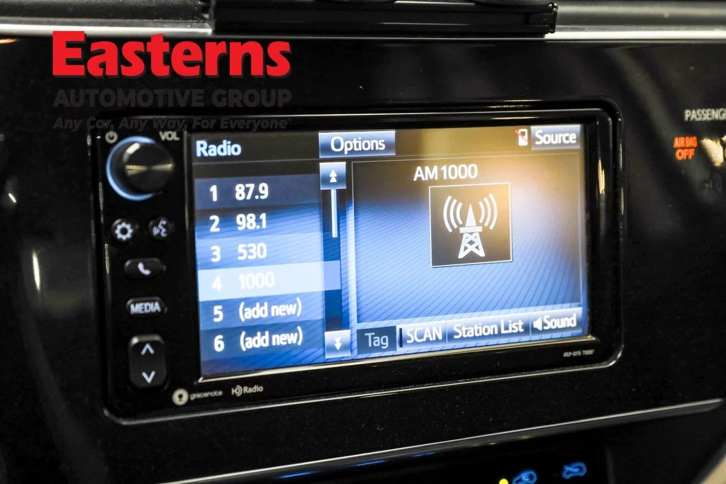 Used 2018 White Toyota Base image 18