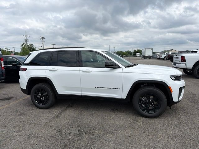 New 2026 Bright White Clear-Coat Exterior Paint Jeep Altitude image 2