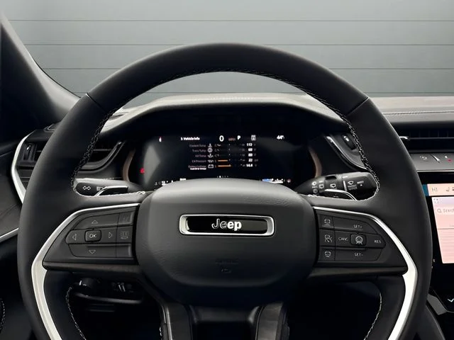 New 2026 Diamond Black Crystal Pearl-Coat Exterior Paint Jeep Altitude image 12