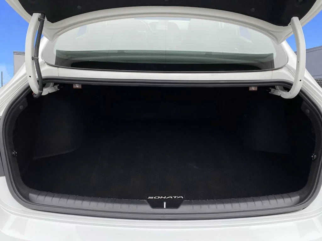 Used 2022 Quartz White Hyundai SEL Plus image 31