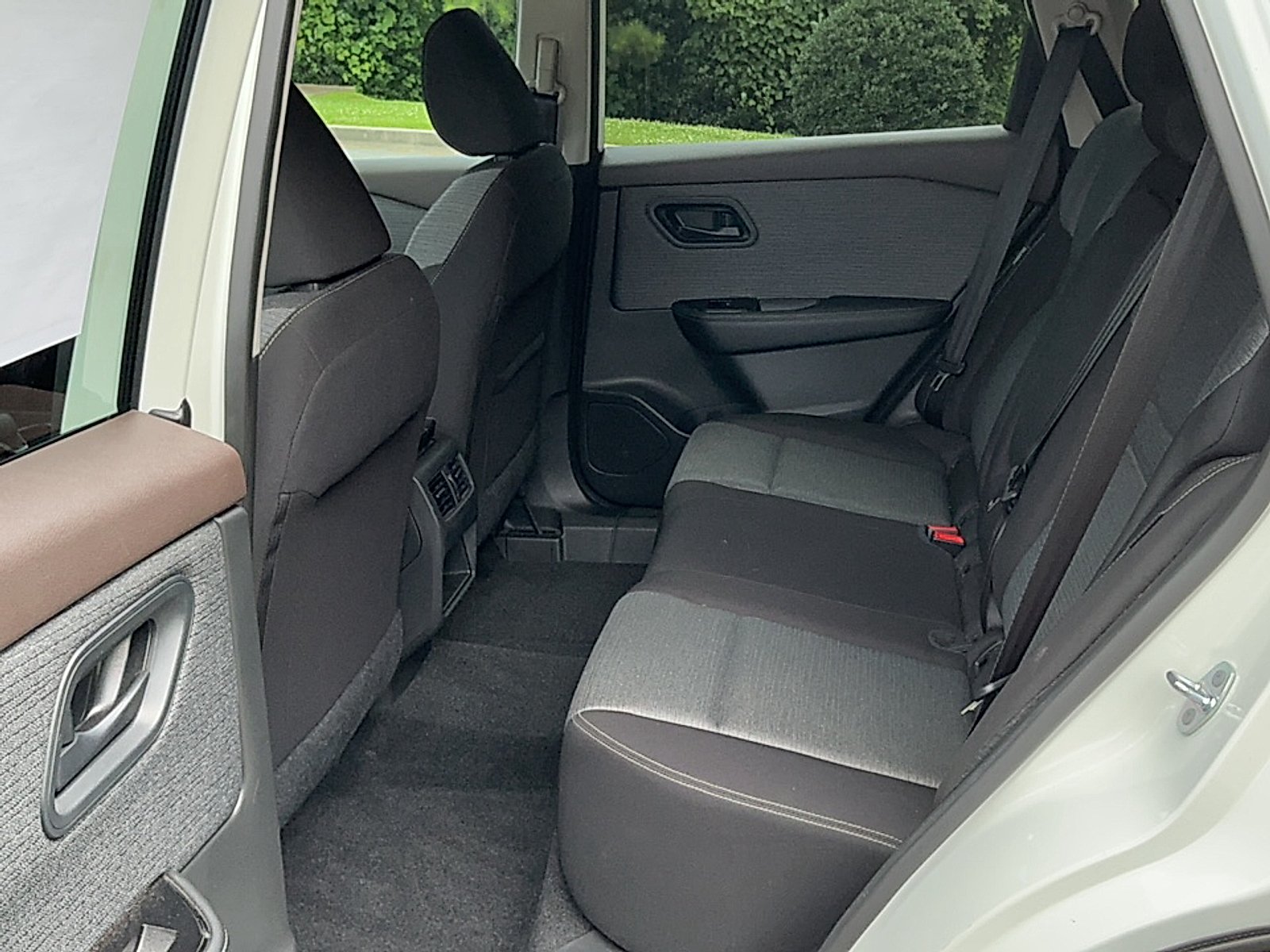 Used 2022 Glacier White Nissan S FWD image 13