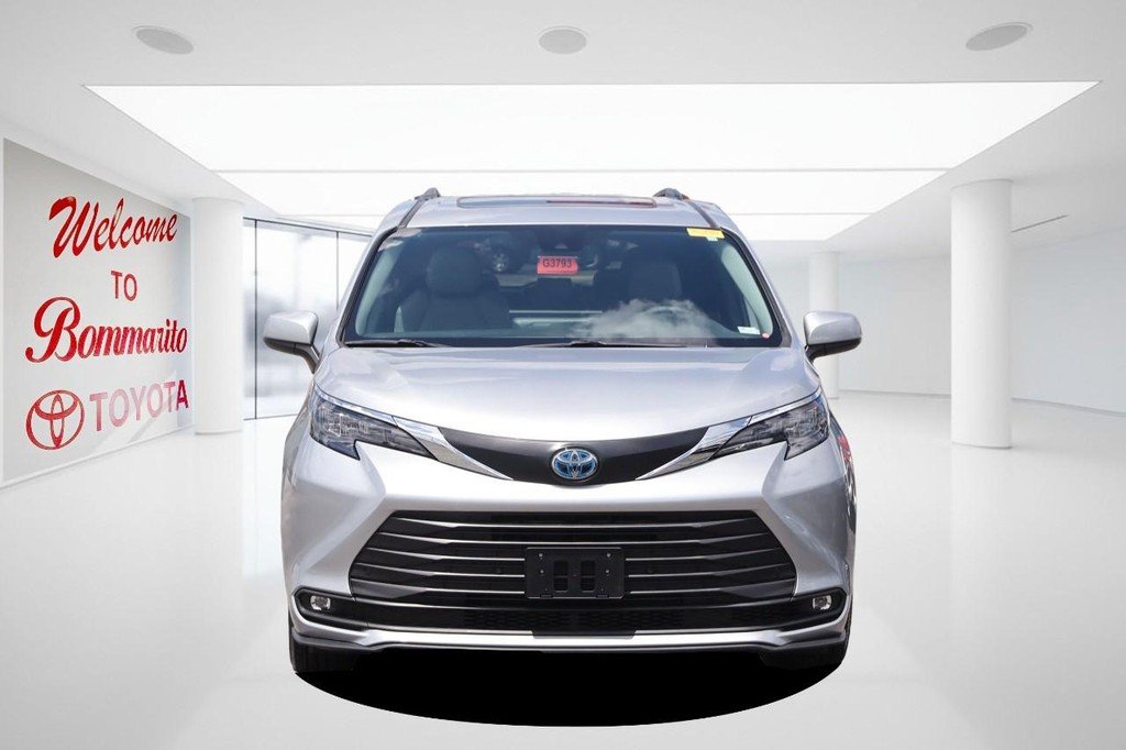 Certified Used 2025 Celestial Silver Metallic Toyota XLE FWD 8-Passenger (Natl) image 4