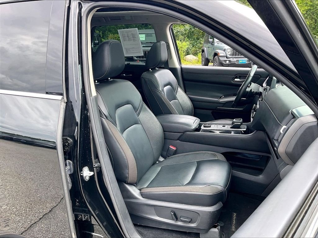 Used 2022 Super Black Nissan SL image 10