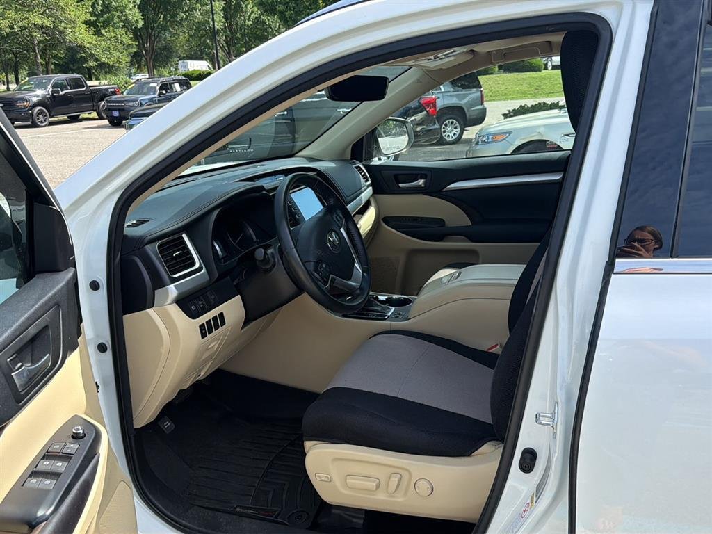Used 2017 Blizzard Pearl Toyota XLE image 6