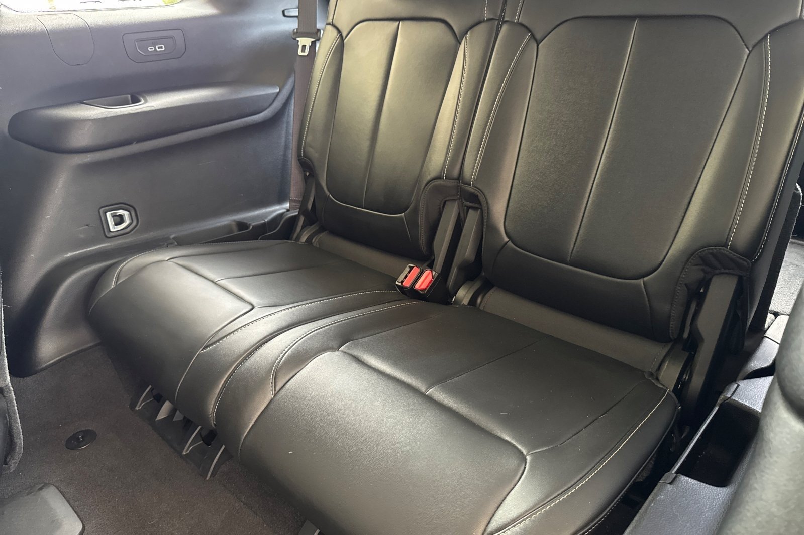 Used 2022 Diamond Black Crystal Pearlcoat Jeep Limited image 14