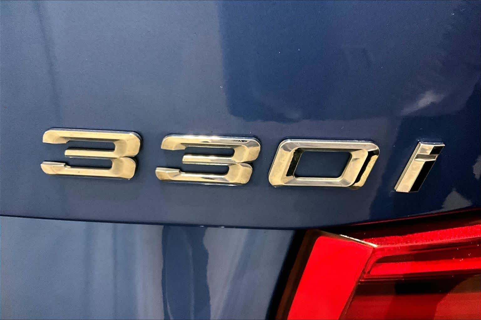 Used 2018 Estoril Blue Metallic BMW 330i xDrive image 9