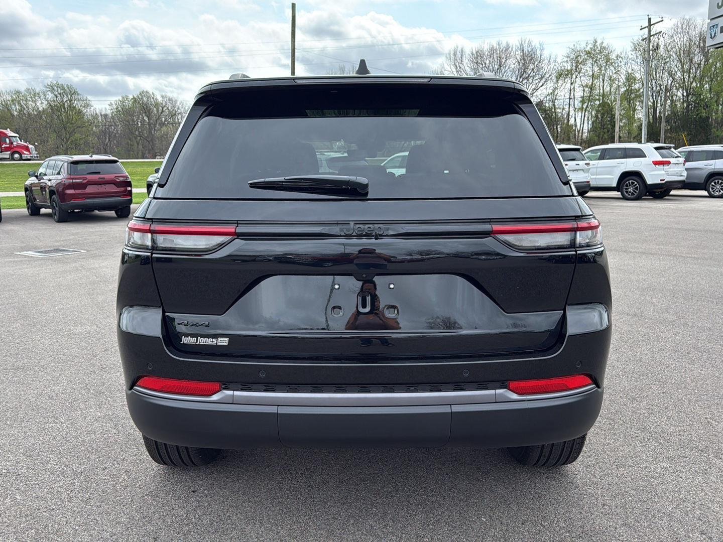 New 2026 Diamond Black Crystal Pearl-Coat Exterior Paint Jeep Limited image 15