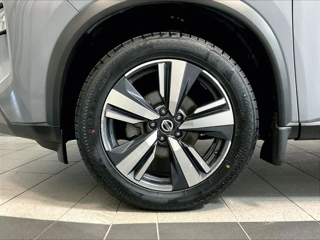 Used 2021 Gray Nissan SL image 7