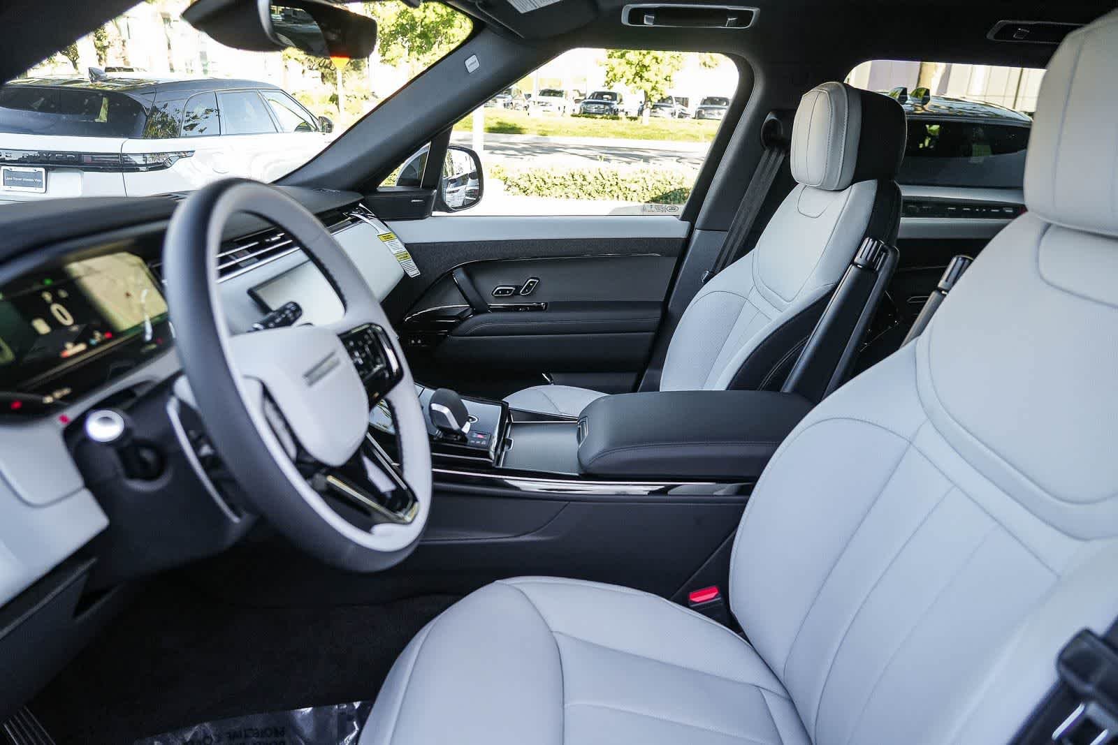 New 2026 Santorini Black Land Rover Dynamic SE image 17