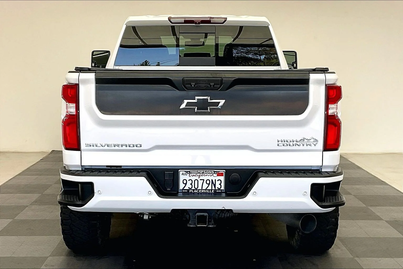 Used 2022 Iridescent Pearl Tricoat Chevrolet High Country image 3