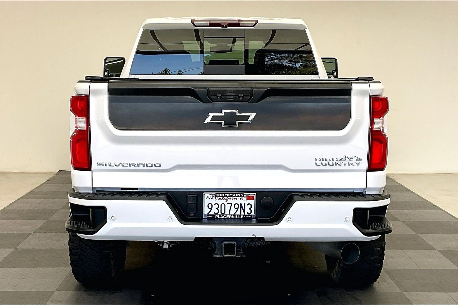 Used 2022 Iridescent Pearl Tricoat Chevrolet High Country image 3