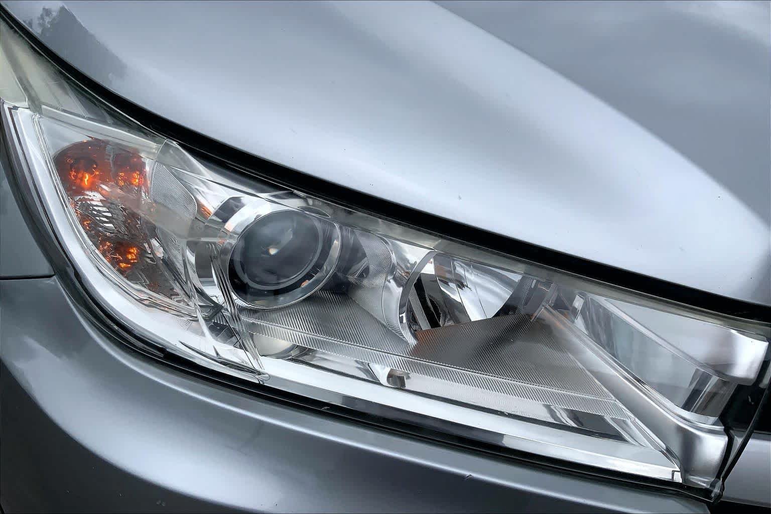 Used 2019 Celestial Silver Metallic Toyota XLE image 28