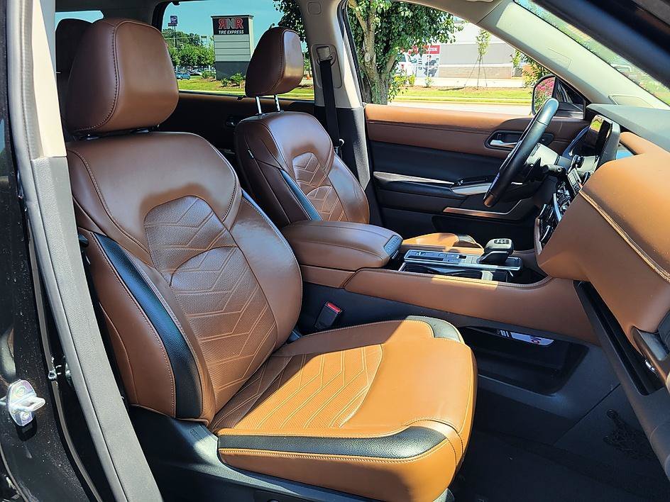 Used 2023 Super Black Nissan Platinum image 18
