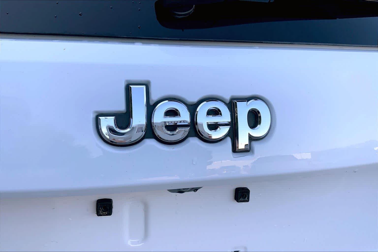 Used 2018 Bright White Clearcoat Jeep Summit image 33