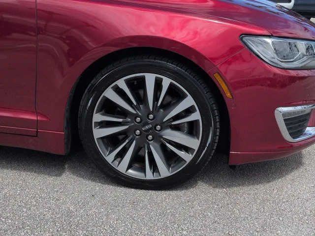 Used 2019 Red Lincoln Reserve image 11