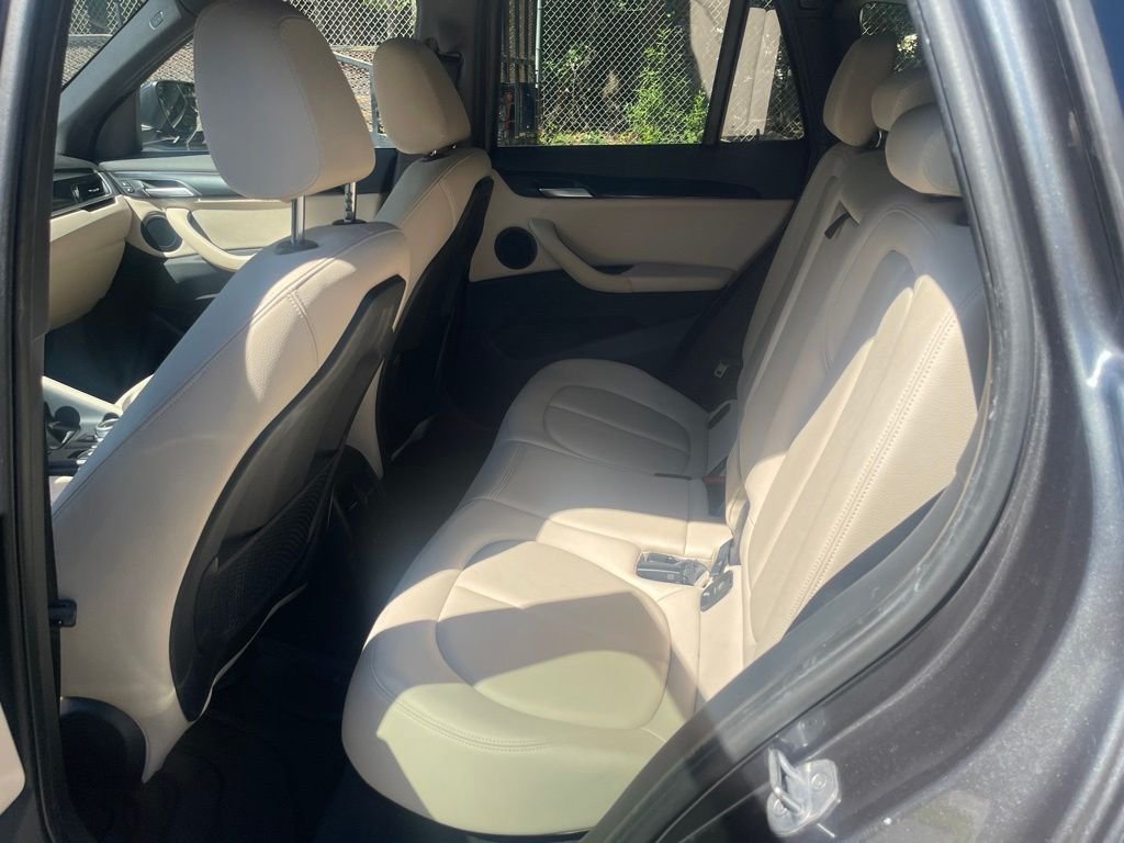 Used 2018  BMW xDrive28i image 13