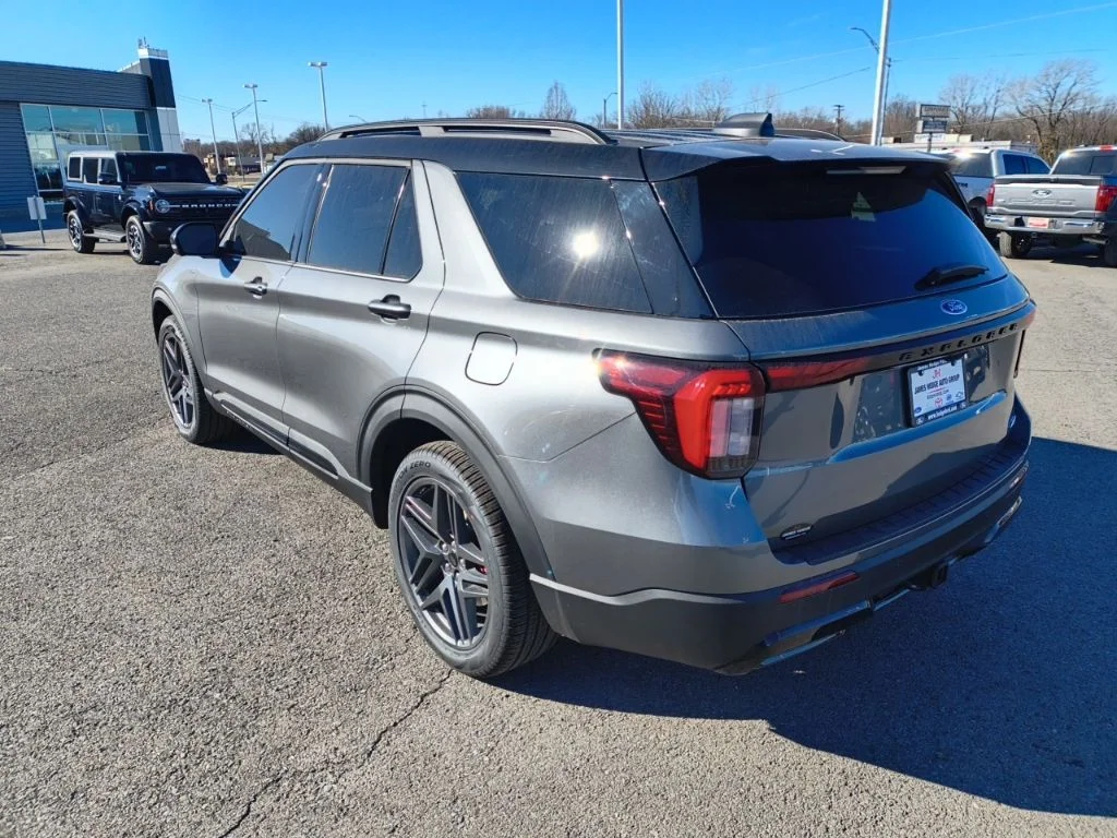 New 2026 Carbonized Gray Metallic Ford ST-Line image 3
