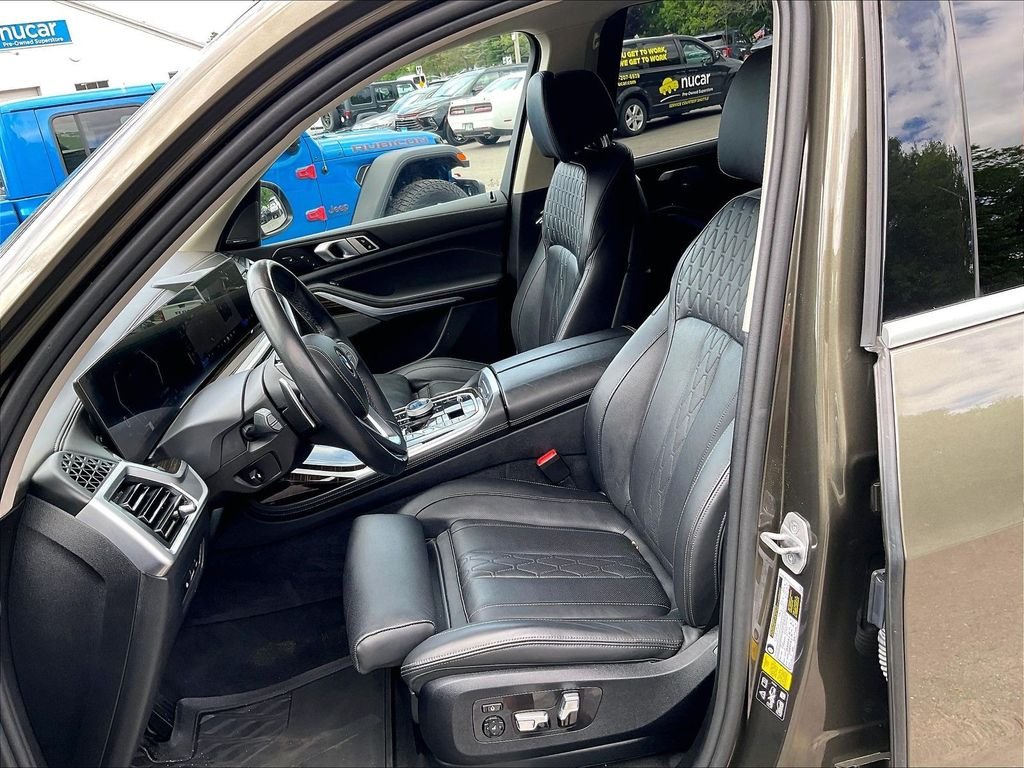 Used 2024 Green BMW xDrive40i image 10