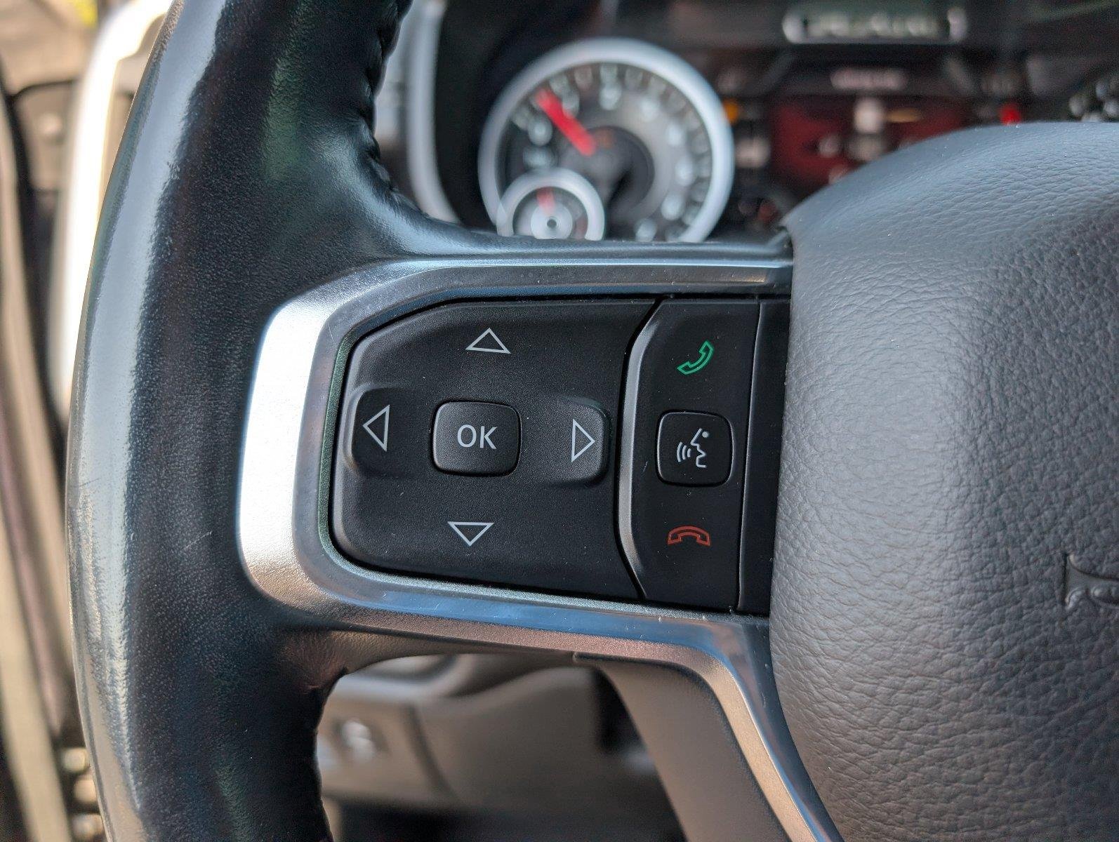 Used 2020 Diamond Black Crystal Pearlcoat Ram Laramie image 29