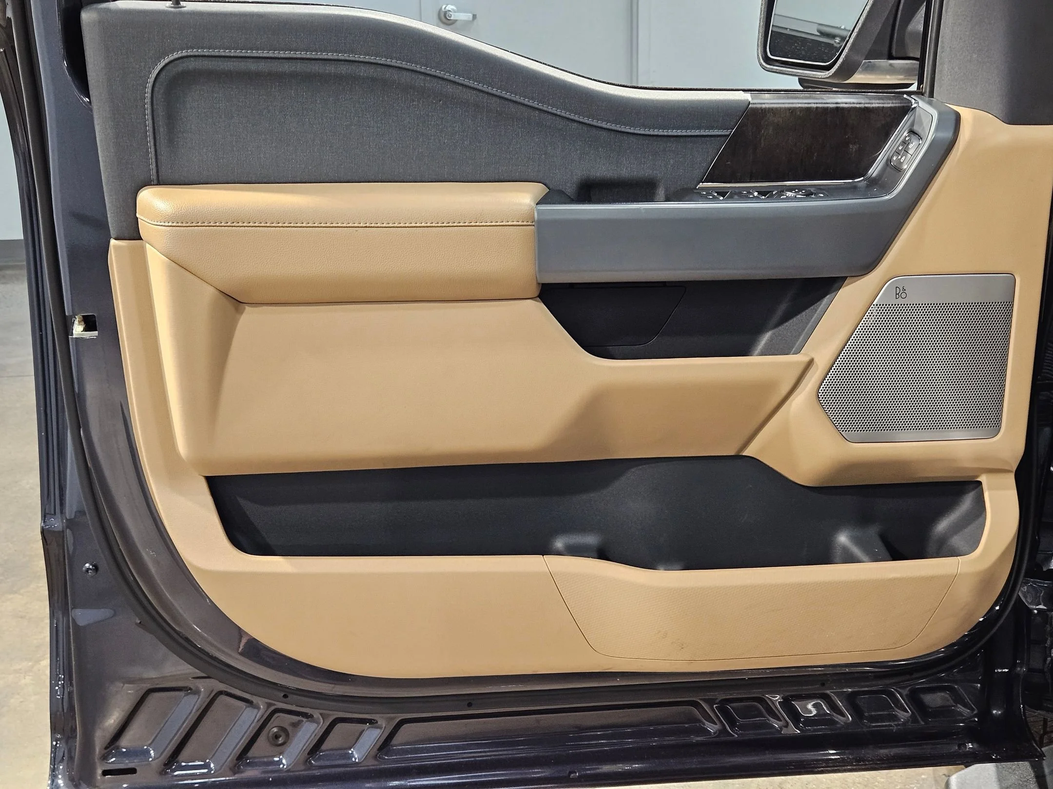 Used 2022 Smoked Quartz Metallic Tinted Clearcoat Ford LARIAT image 20