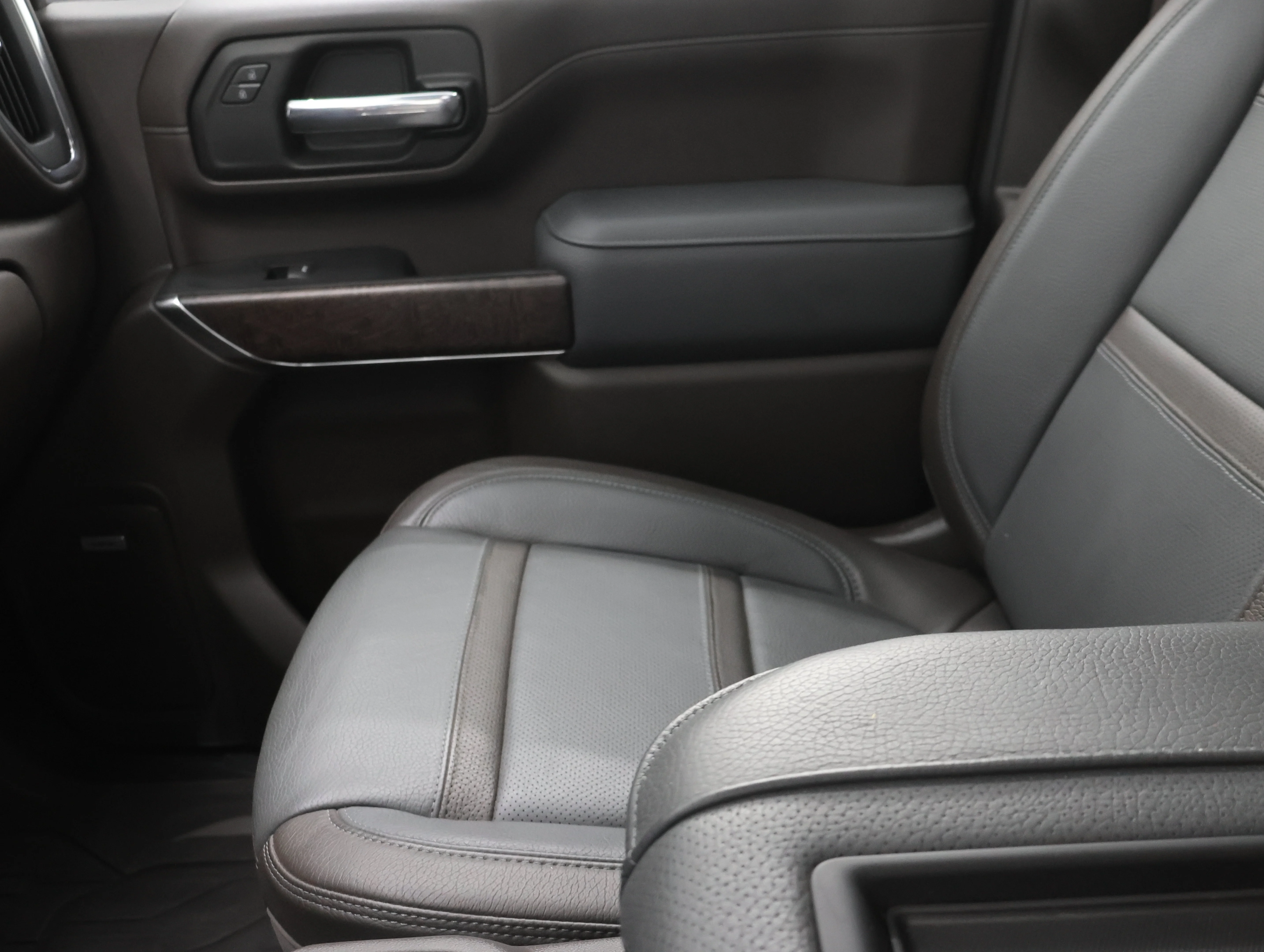 Used 2022 White Frost Tricoat GMC Denali image 14