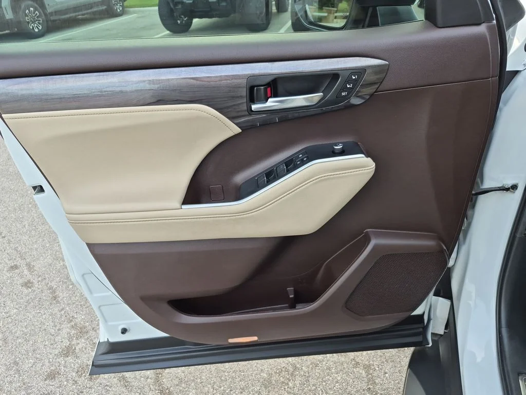 Used 2022  Toyota Platinum image 17