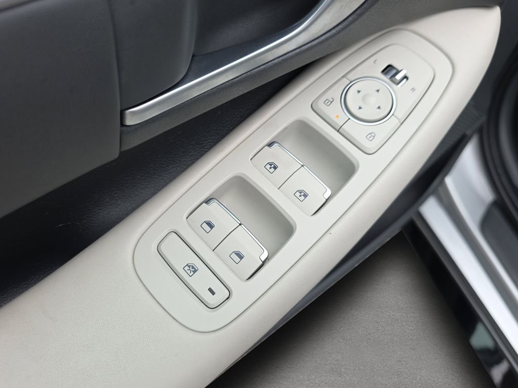 Used 2024 Aero Silver Hyundai SEL image 17