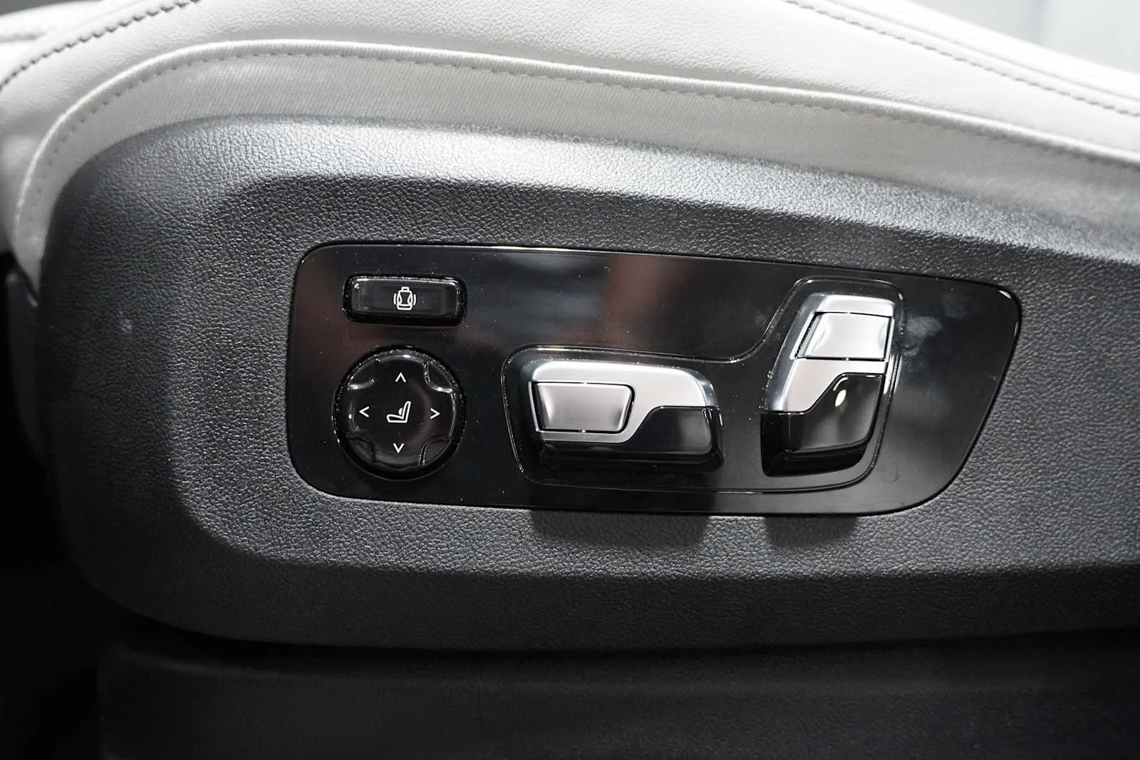 Certified Used 2026 Skyscraper Grey Metallic BMW xDrive40i image 13