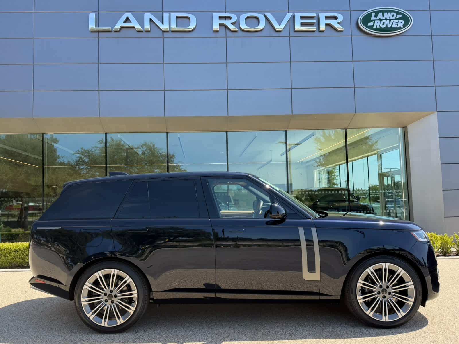 New 2026 Constellation Blue Ultra Metallic Gloss Land Rover Autobiography image 4
