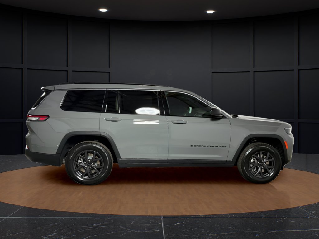New 2027 Sting-Gray Clear-Coat Paint Jeep Laredo Altitude image 6
