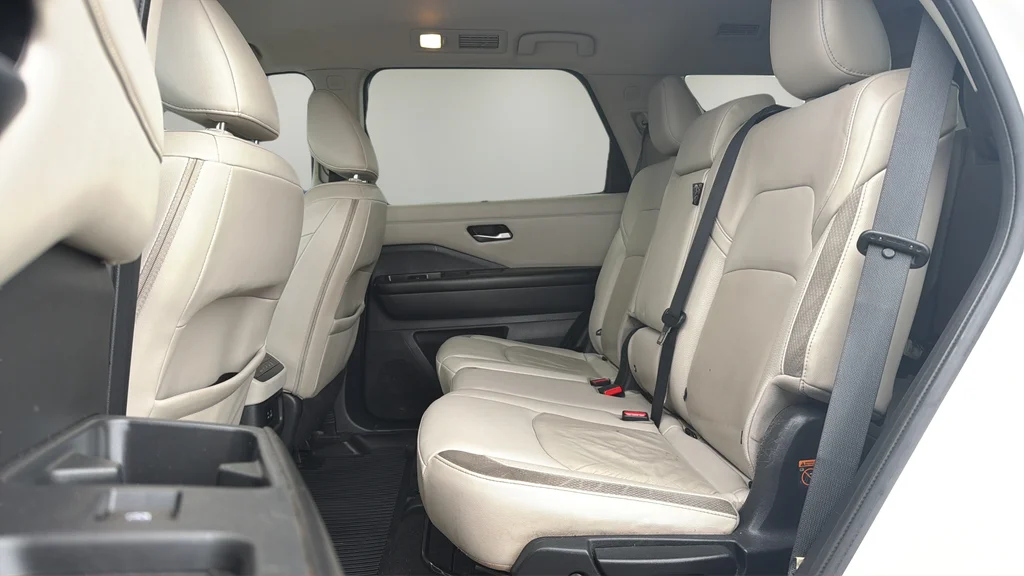 Used 2023 White Nissan SL image 18