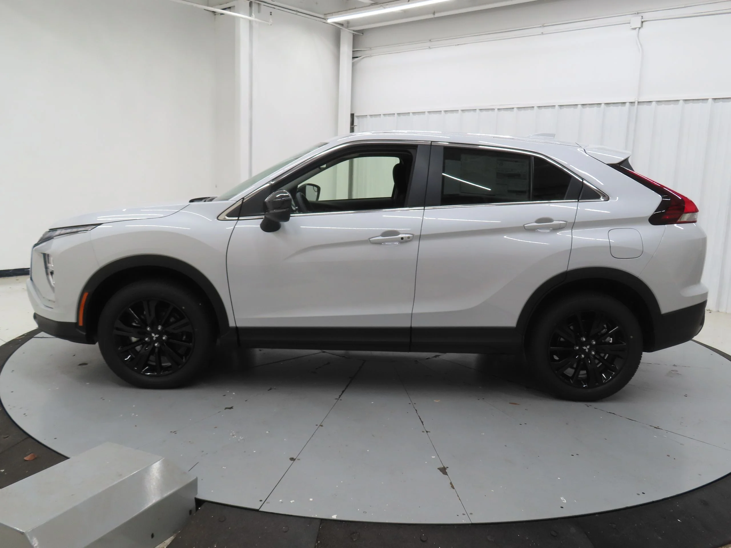 New 2026 White Mitsubishi LE image 7