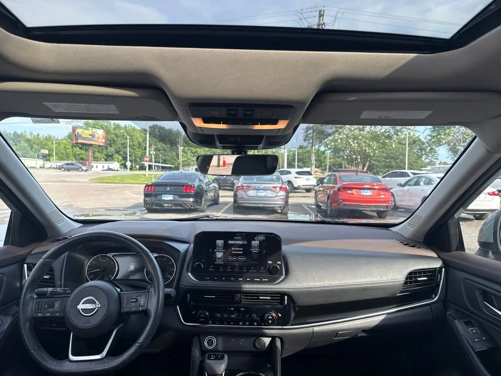 Used 2022 Gray Nissan SL image 11