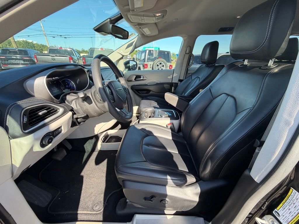 Used 2023 Black Chrysler Touring L image 10