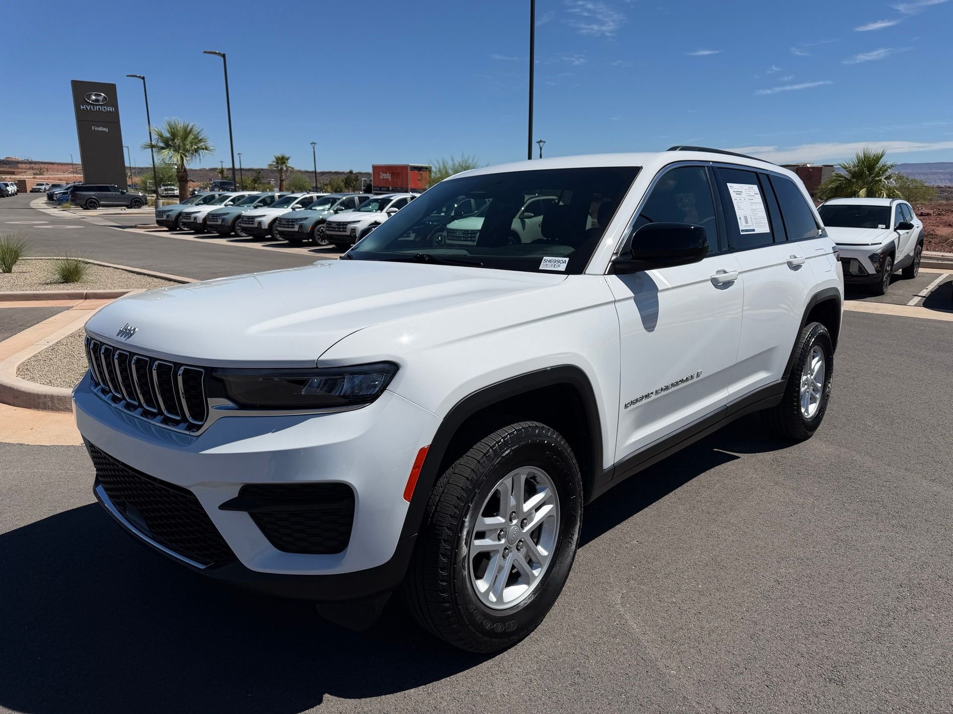 White/off-white 2025 Jeep Grand Cherokee SUV / Crossover Four-Wheel Drive
