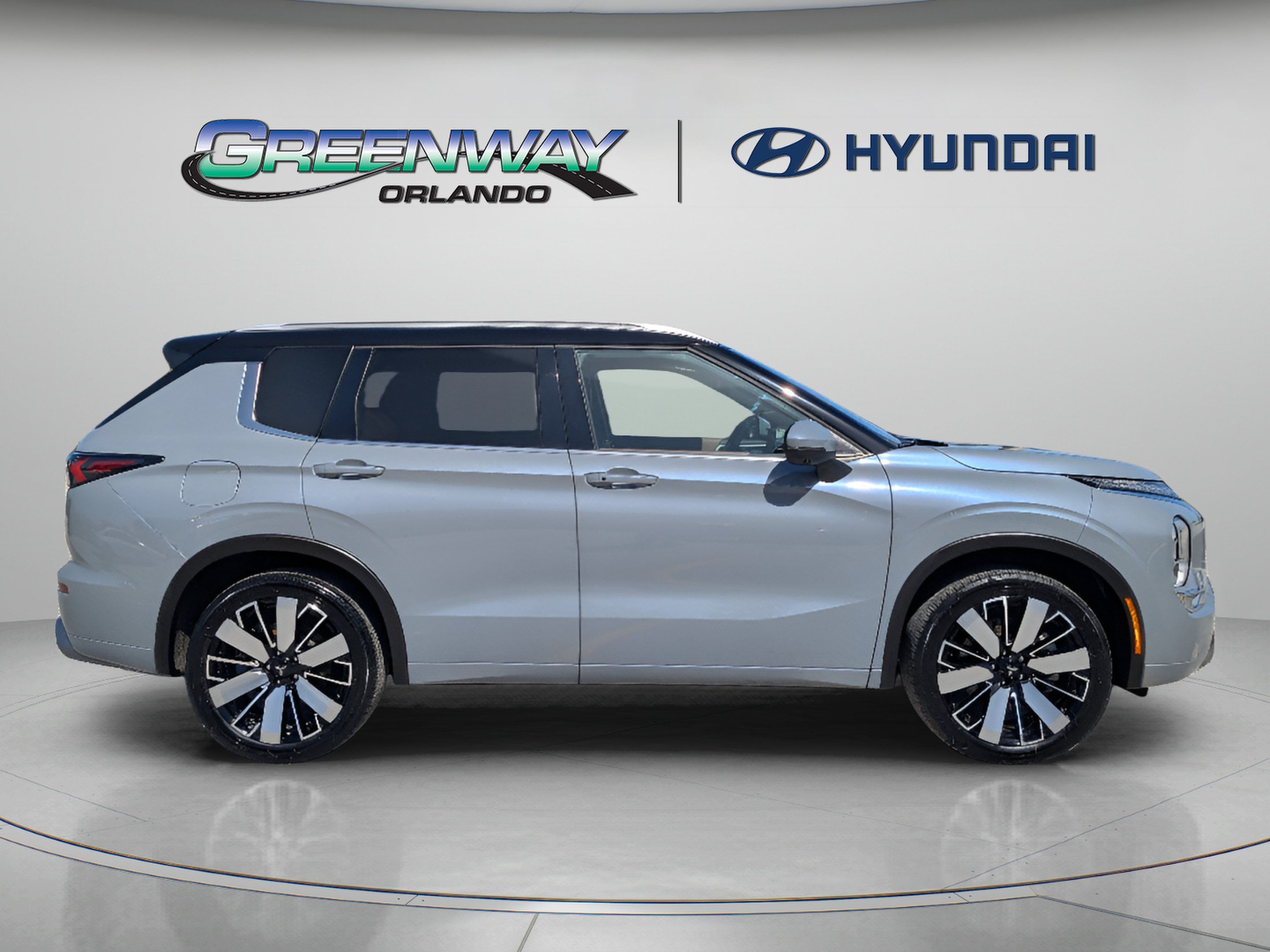 Used 2025 Moonstone Gray Metallic/Black Roof Mitsubishi SEL image 9