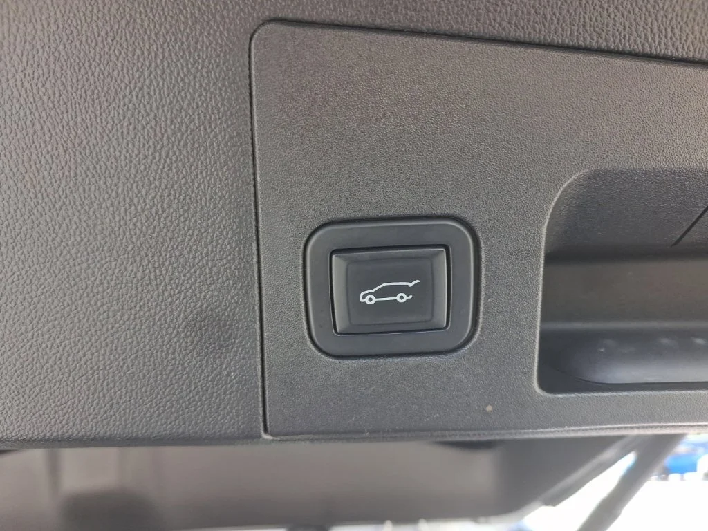 Used 2018 Silver Cadillac Premium Luxury image 14
