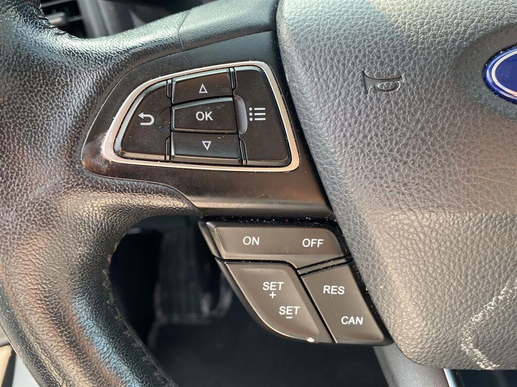 Used 2020 Diamond White Ford SE image 19