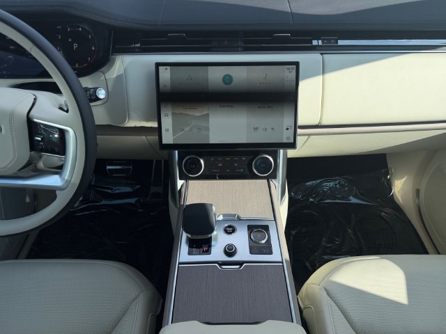 Used 2023 White Land Rover SE image 15