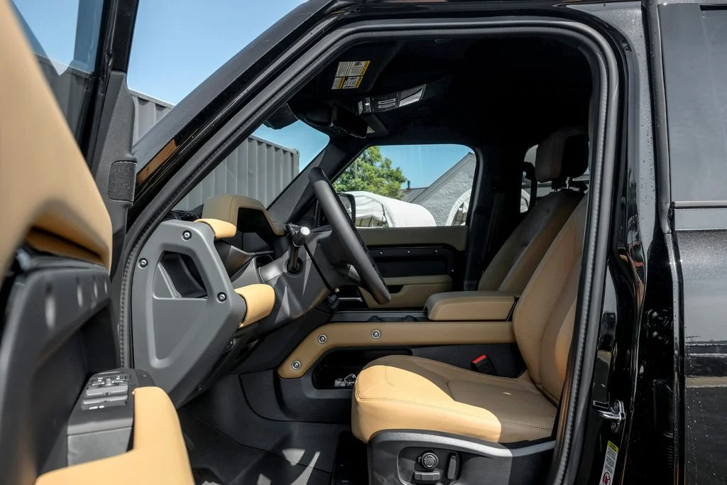 New 2026 Santorini Black Land Rover S image 9