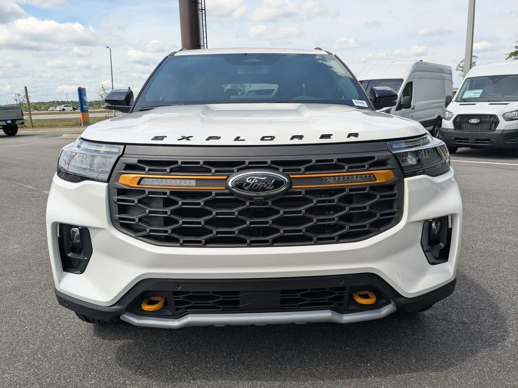 New 2026 Star White Metallic Tri-Coat Ford Tremor image 9