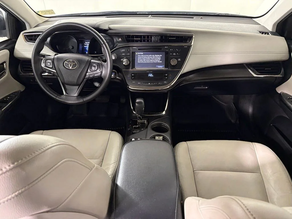 Used 2018 Silver Toyota XLE image 30