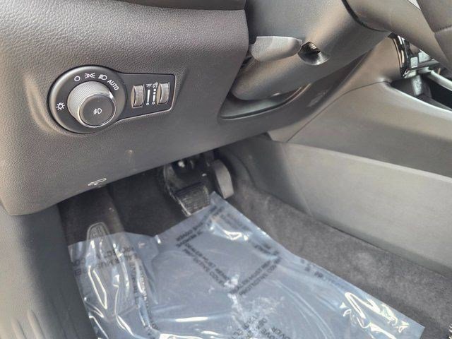 New 2026 Silver Zynith Metallic Clearcoat Jeep Latitude Altitude image 21