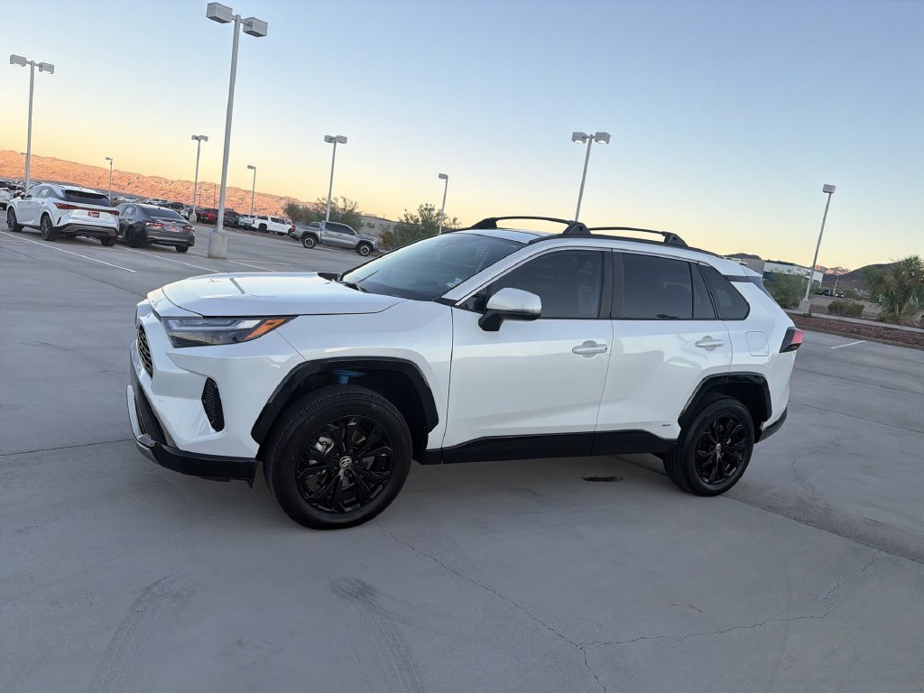 2024 Toyota RAV4 SE - Photo 8